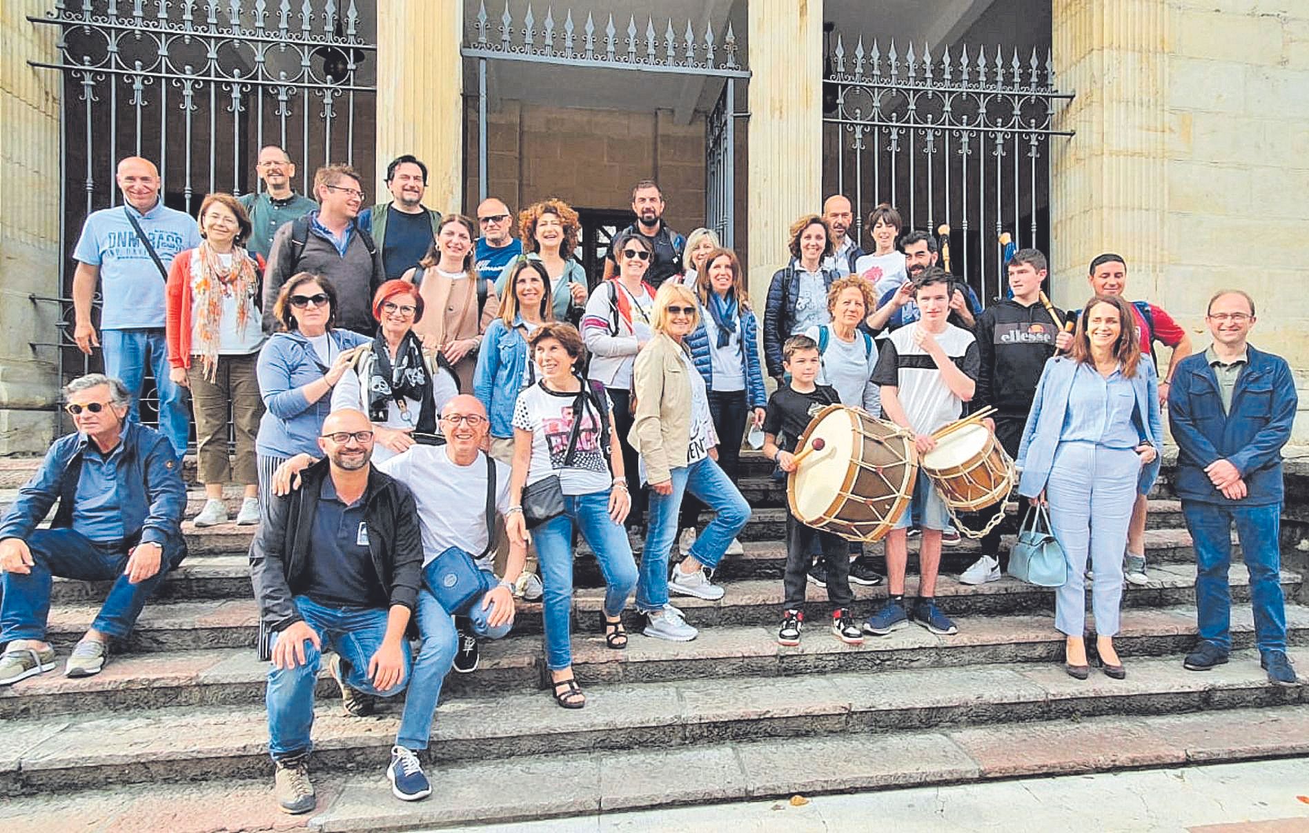 El grupo de italianos de visita con Adriano de Falco, en las escaleras del Ayuntamiento de Cangas de Onís.