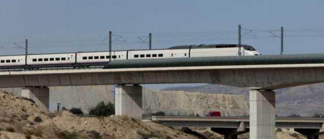 Imagen de los trenes AVE circulando por la plataforma de alta velocidad en las proximidades de la estación de Alicante.