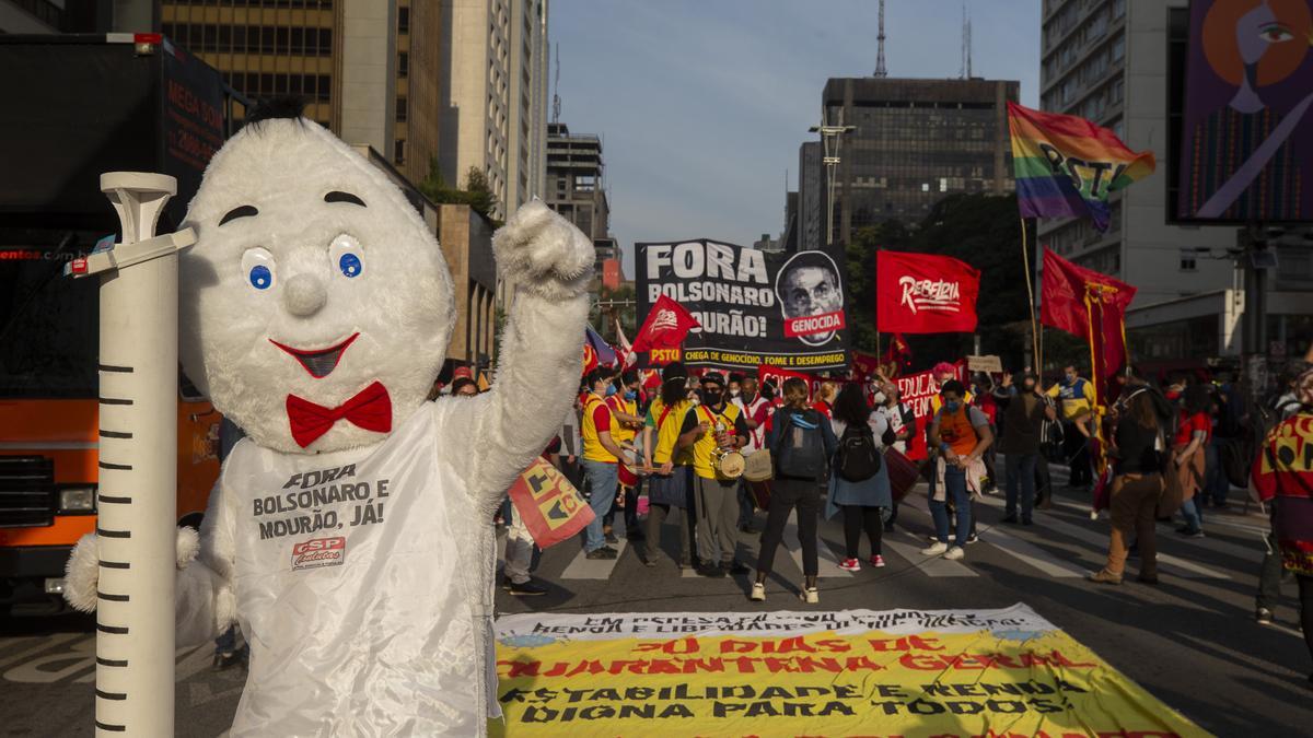 Protesta contra el presidente brasileño, Jair Bolsonaro, por las calles de Sao Paulo, este sábado.