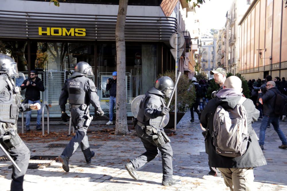 Aldarulls a la manifestació antifeixista contra l'acte de SCC a Girona