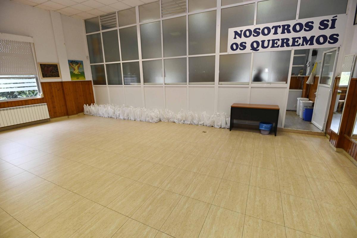 Interior del local de AFAN en rúa Pastora con varias bolsas listas para sus usuarios