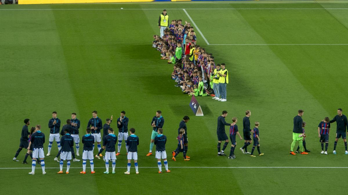 Los jugadores de la Real Sociedad hacen el pasillo a los jugadores azulgrana como campeones de liga antes de empezar el partido de liga entre el FC Barcelona, Barça, y la Real Sociedad.