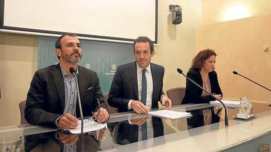 La aprobación del proyecto de ley del nuevo impuesto fue comunicada ayer por Biel Barceló, Marc Pons y Catalina Cladera.