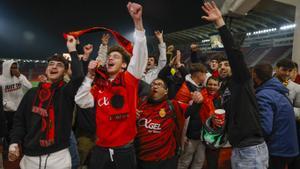 AFICIONADOS DEL MALLORCA SIGUEN EL PARTIDO DE COPA DEL REY DESDE SON MOIX