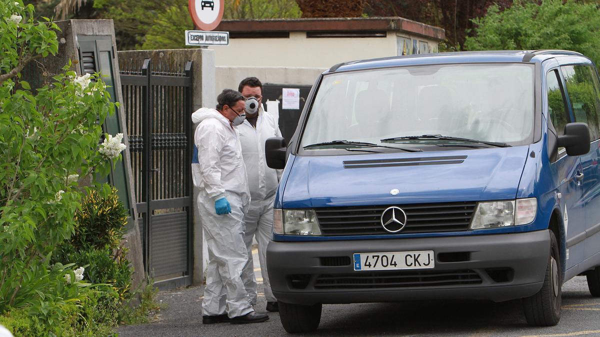 Dos profesionales de una funeraria en una residencia de mayores de la provincia.