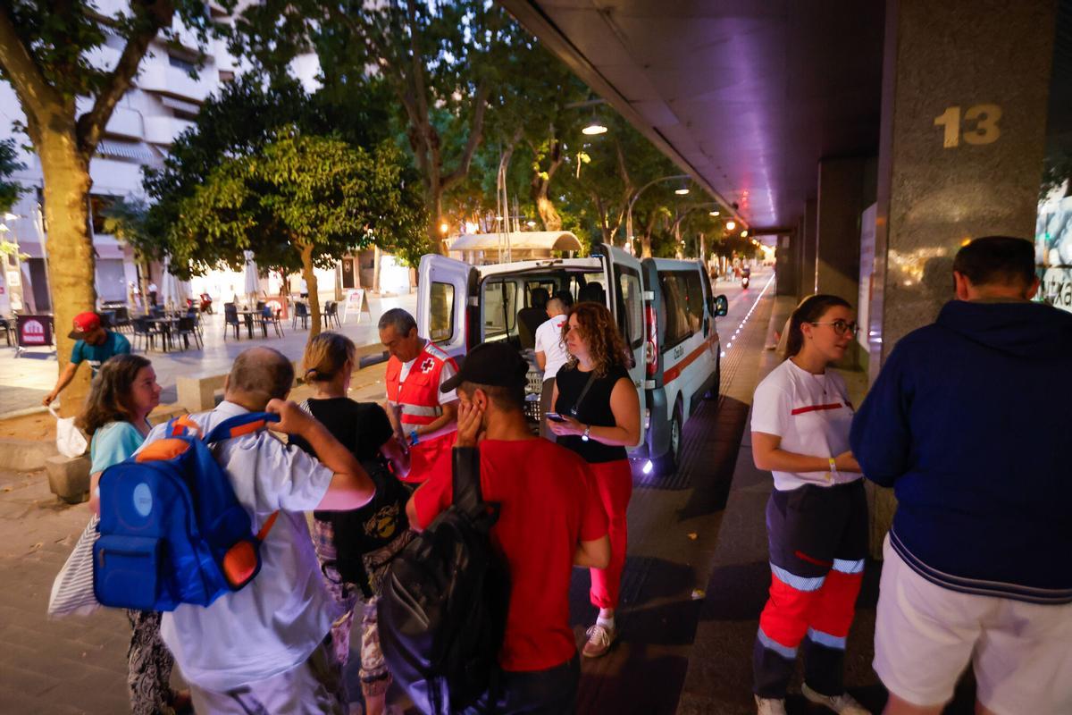 Una noche con Cruz Roja y las personas sin hogar de Córdoba