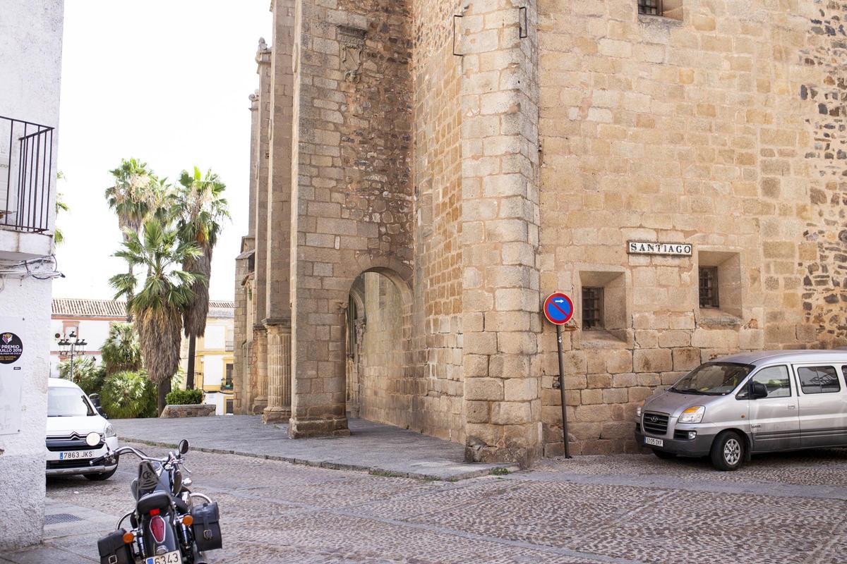La plaza de Santiago de Cáceres, con su ilustre iglesia, a la espera de la reforma.