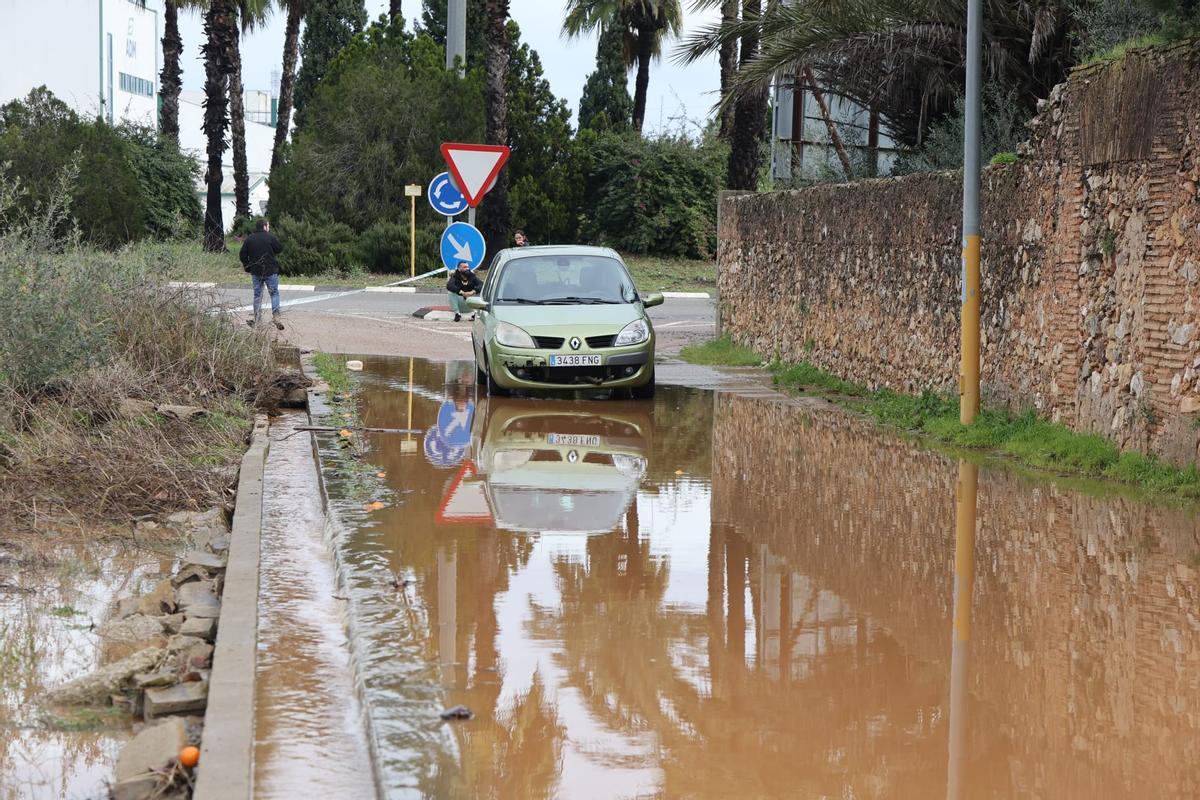 Vecinos de Cogullada limpian en barro de sus casas tras la inundación Vecinos de Cogullada limpian en barro de sus casas tras la inundación