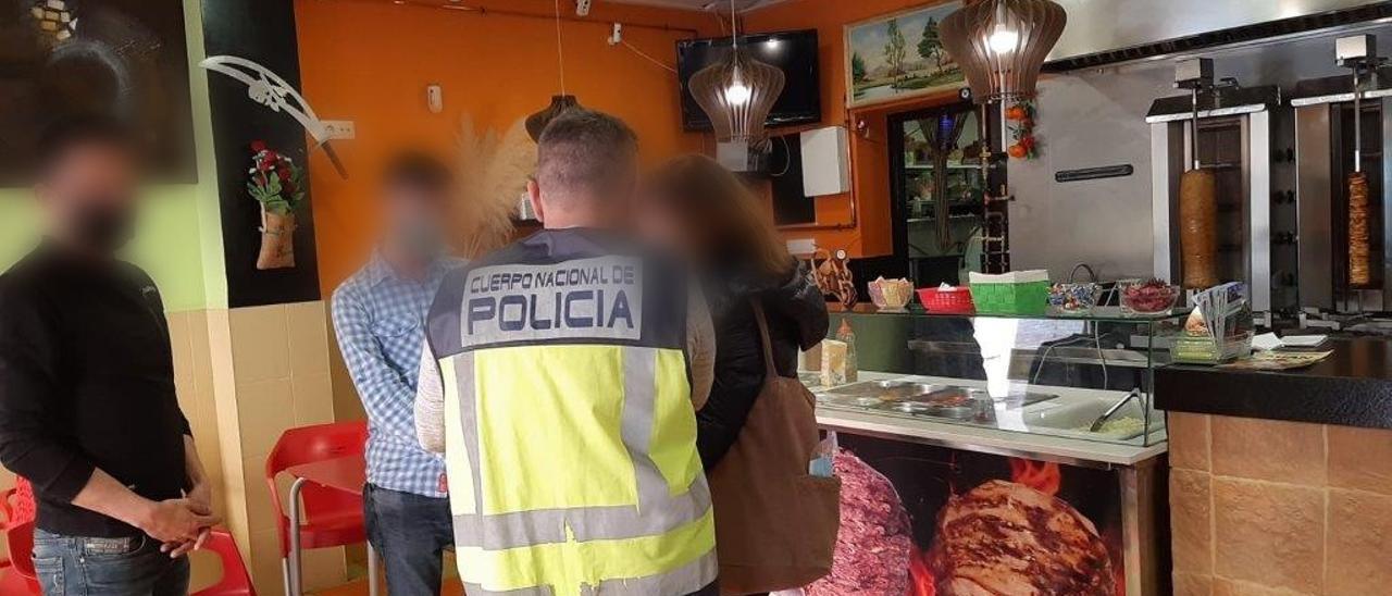 Dos detenidos por explotar a inmigrantes en establecimientos de Banyeres, Sax y Castalla