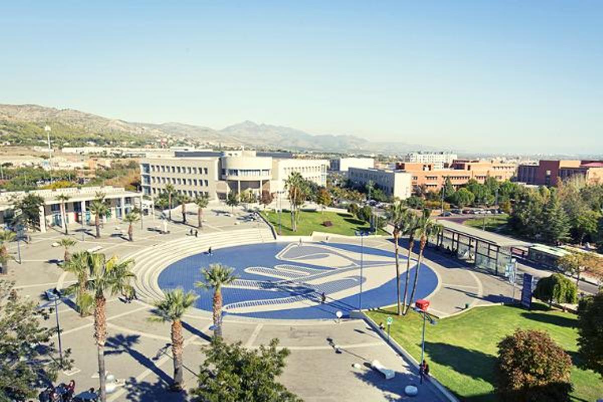 La UJI ofrece 35 titulaciones de grado, cuatro dobles grados y cuatro dobles títulos internacionales.