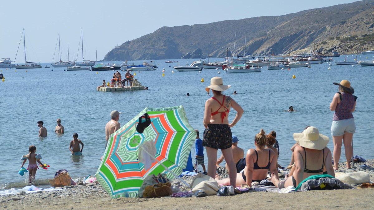 Un dia de calor a la platja de Cadaqués.