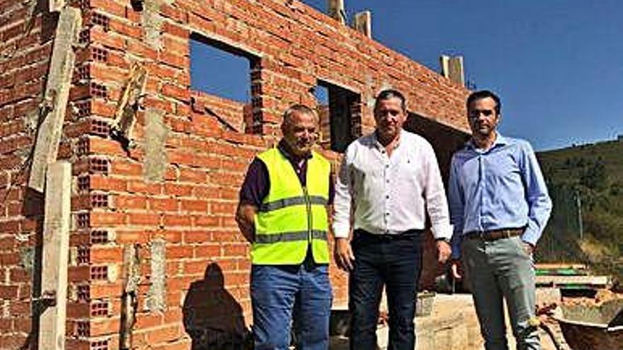 Javier Faúndez inspecciona las obras de abastecimiento.