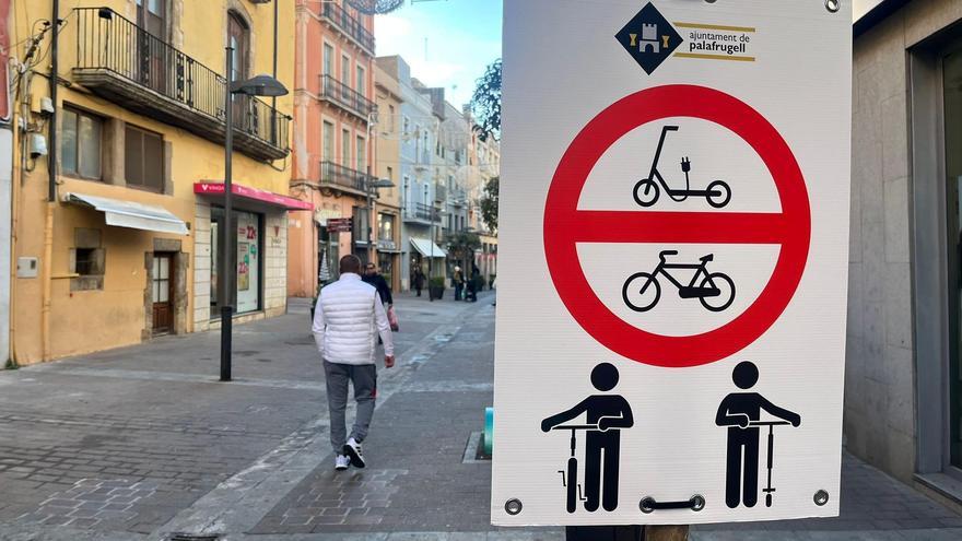 La senyal de prohibició de circular amb patinet o bicicleta.