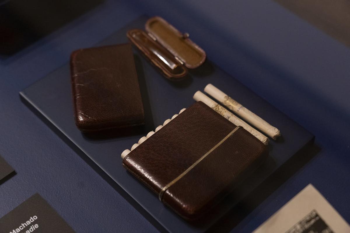 La pitillera de Manuel Machado, uno de los objetos del escritor y académico que se pueden ver en la exposición.