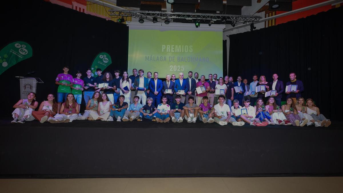 Foto de familia de todos los premiados.