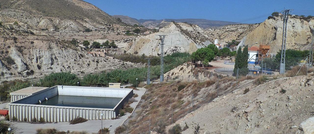 La estación de bombeo de 
Xixona, que costó 1,4 millones, 
lleva 16 años abandonada.  J.A.Rico