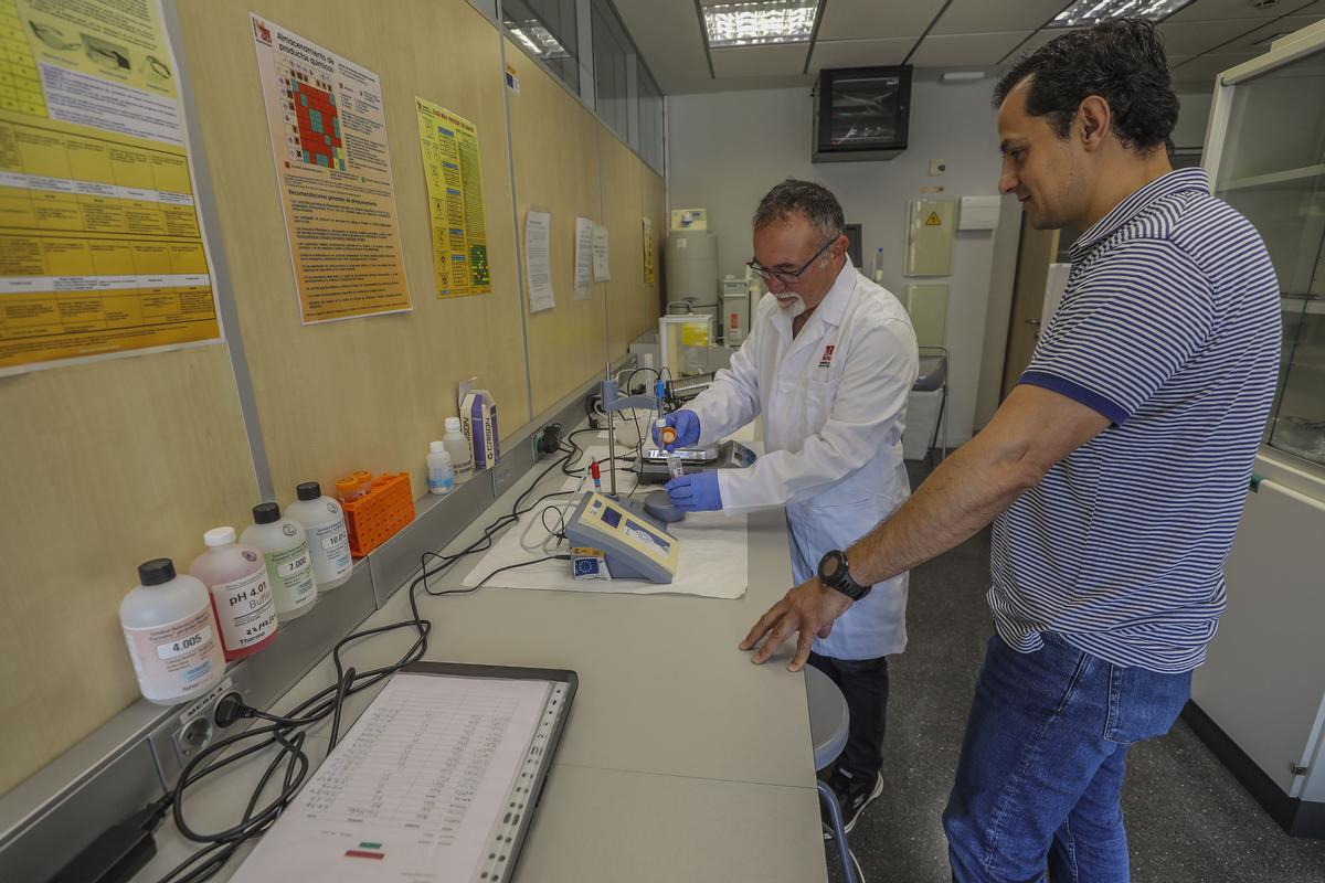 Sergio Román, de Desarrollo Empresarial, en uno de los laboratorios del Parque Científico a disposición de las empresas. | ANTONIO AMORÓS