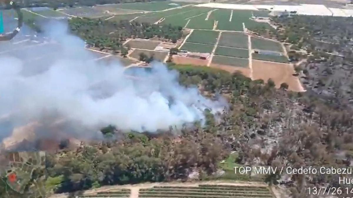 Imagen aérea del incendio declarado este lunes en Moguer