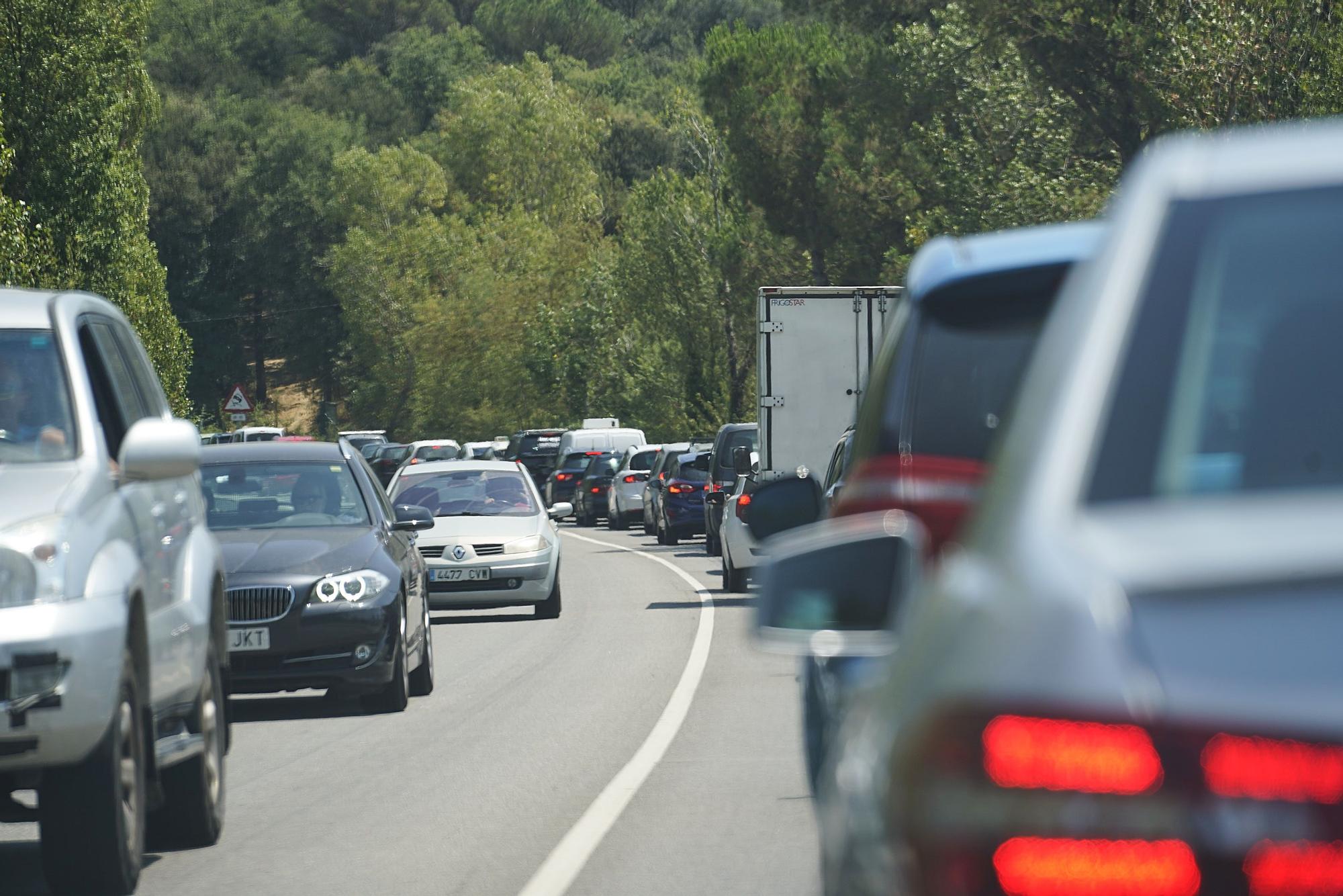 Cues a Llambilles per un accident entre dues furgonetes