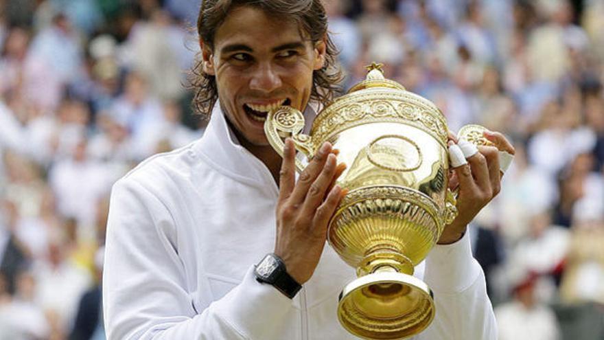 Rafa Nadal, con el trofeo de Wimbledon