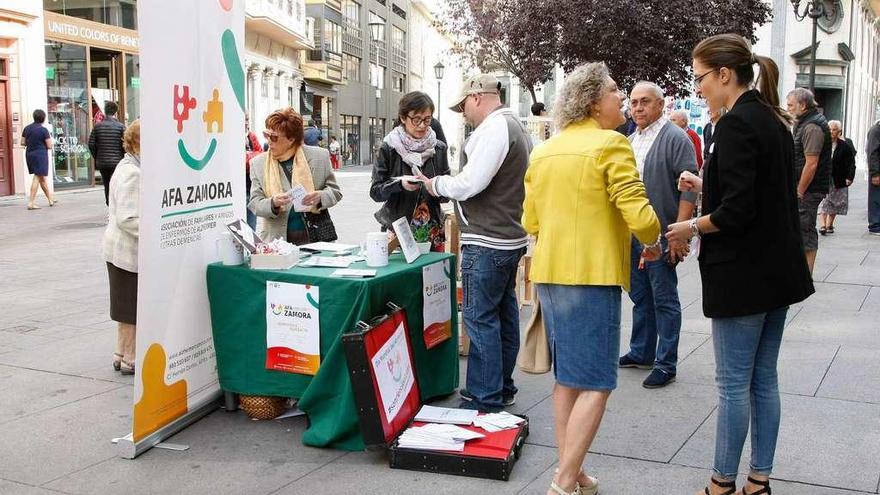 Los voluntarios informan a los ciudadanos sobre los falsos mitos en torno al alzhéimer y otras demencias.