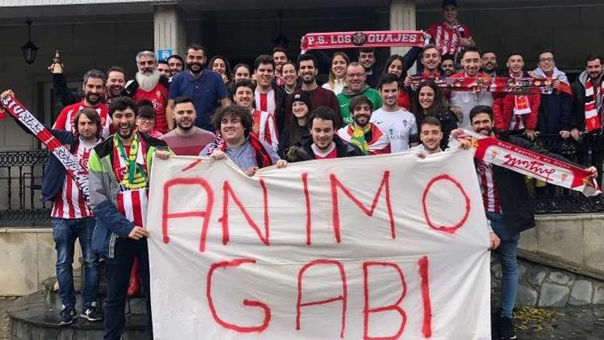 Seguidores de la peña Los Guajes, con una pancarta de apoyo a Gabi, portero del Argüero, que sufrió una lesión.