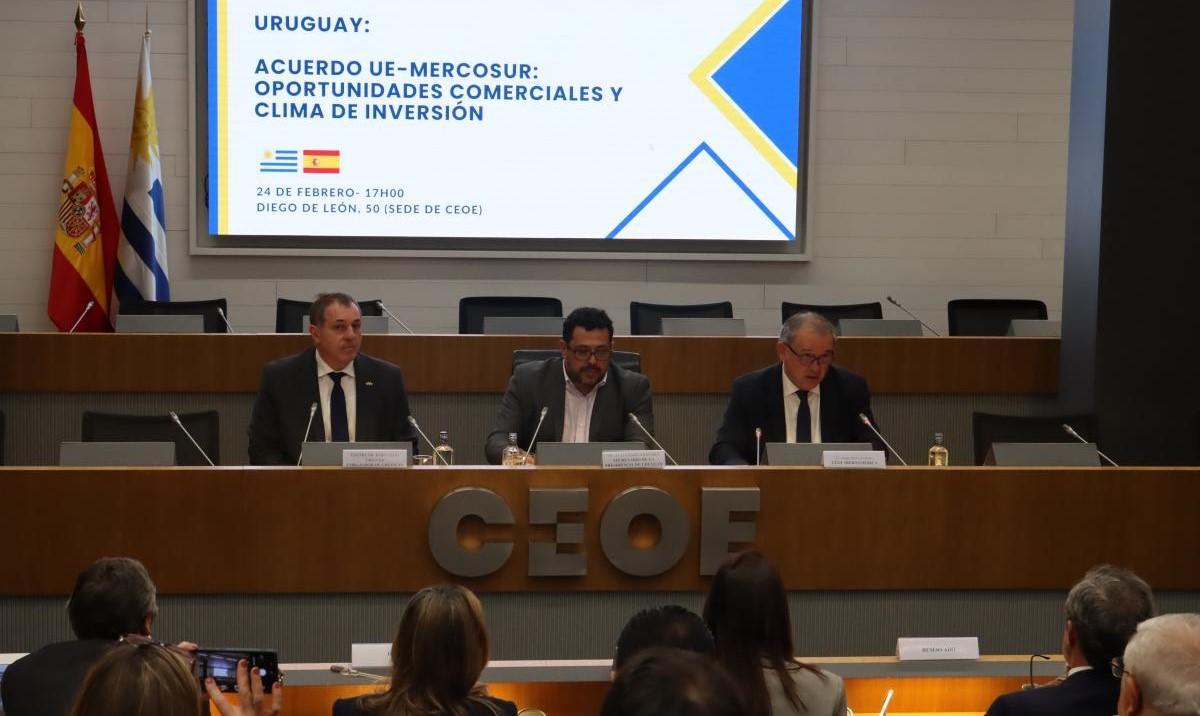 Jorge Díaz, en el centro, durante la jornaga «Uruguay: oportunidades comerciales y clima de inversión»
