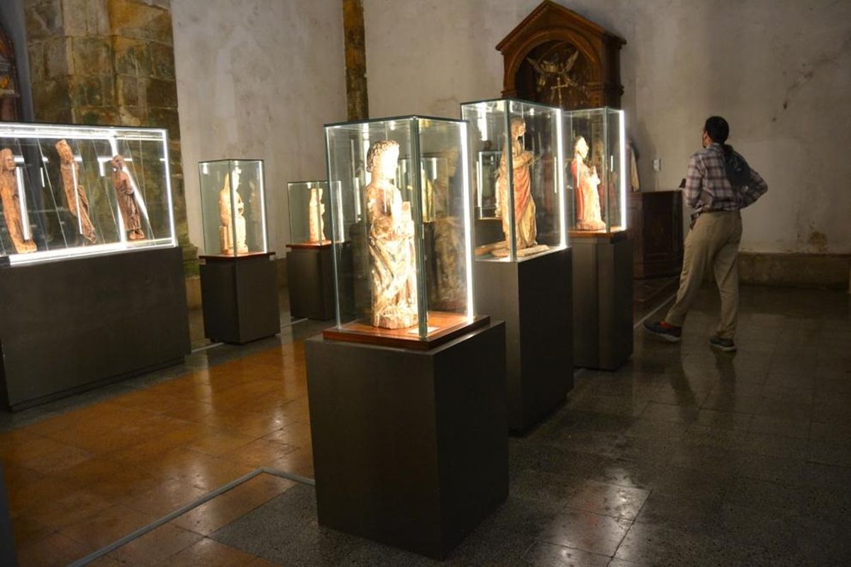 Un rincón de la muestra que se exhibe en la iglesia parroquial de Tineo.