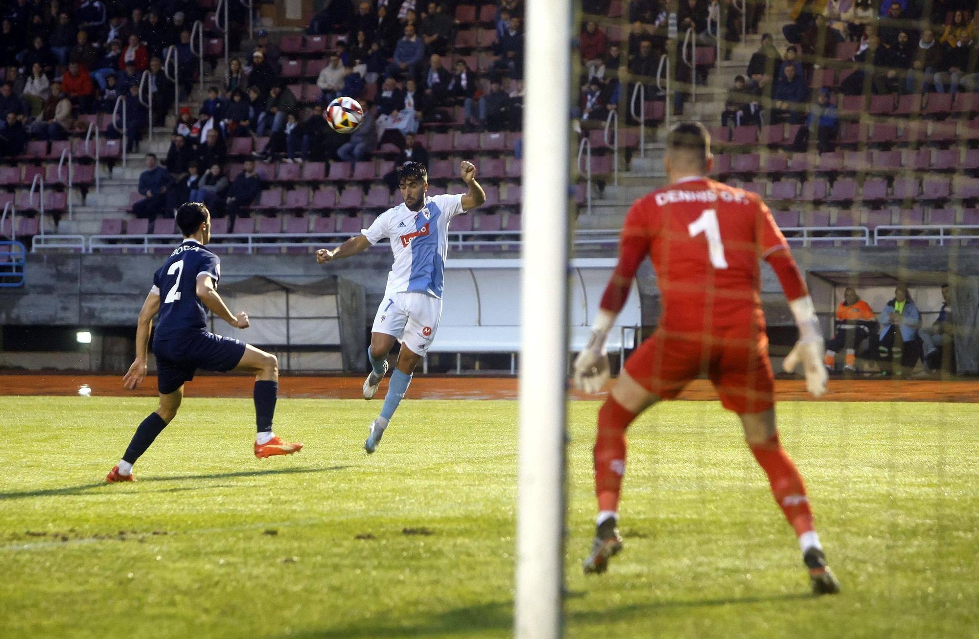 La SD Compostela perdió una gran oportunidad de ponerse cuarto al perder por 0-2 ante el Marino de Luanco. Los de Míchel Alonso encajaron tras apenas 10 minutos en una acción impropia de la defensa santiaguesa en las últimas semanas, mostrando una fragilidad desconcertante que David Grande aprovechó para hacer el 0-1.