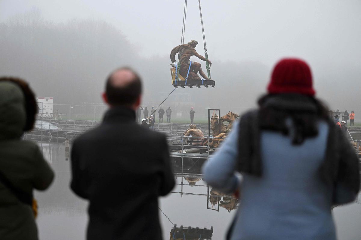 La escultura de Apolo en su Carro tras la restauración vuelve al castillo de Versalles, en las afueras de París