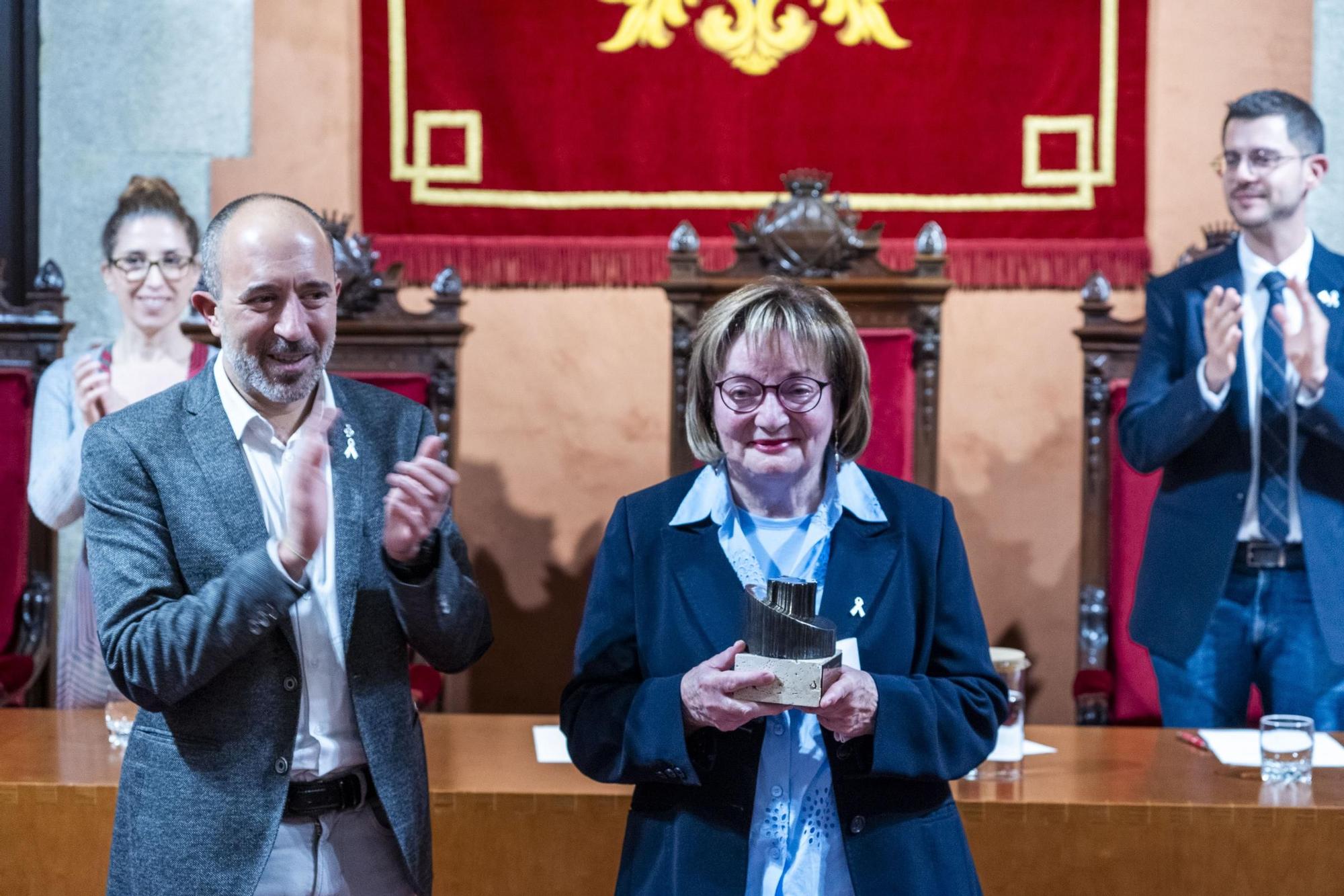 L'alcalde Marc Aloy amb Montse Margarit amb el trofeu (que signa Josep Barés) del Premi Bages de Cultura 2023