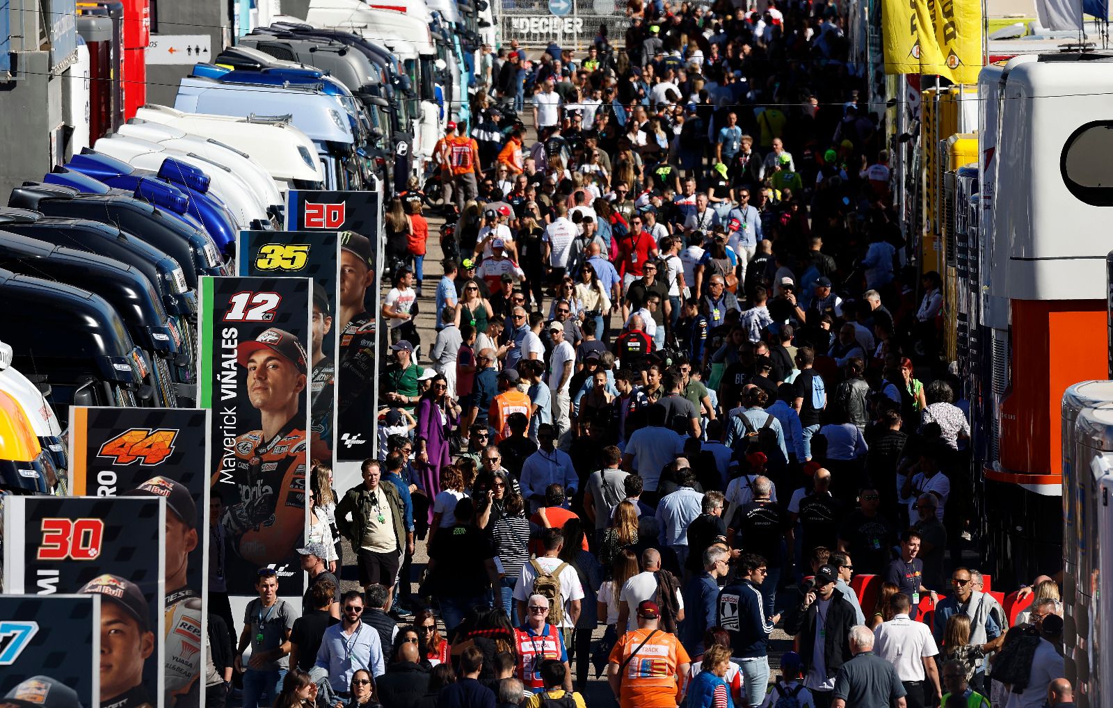 Cientos de personas acuden a Cheste para no perderse las carreras de MotoGP