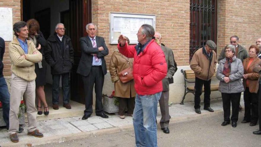 Un vecino increpa al alcalde, Jesús Fernández, durante el concejo abierto por el tanatorio.