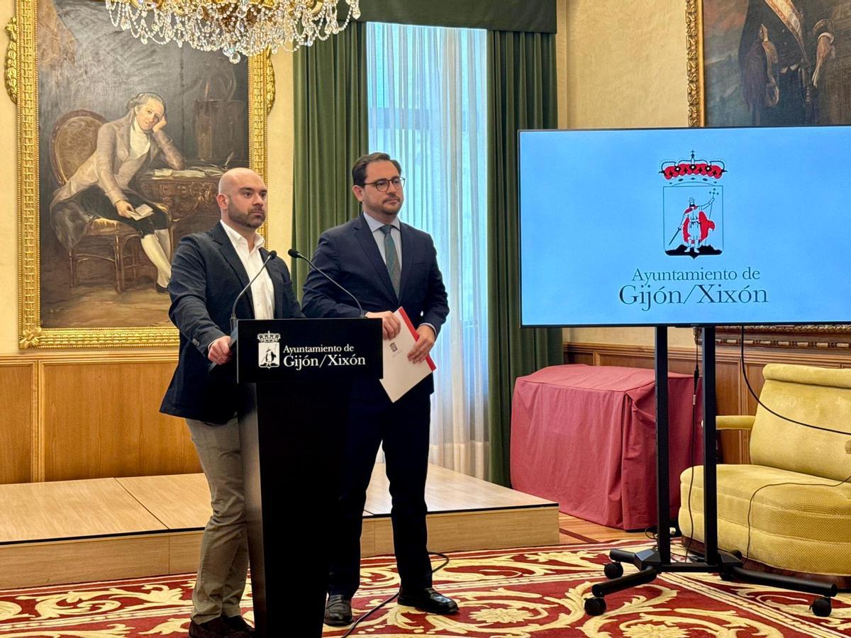 El concejal Jesùs Martínez Salvador, a la izquierda, junto al director general de Alcaldía, Jaime Fernández-Paíno, en el salón de recepciones del Ayuntamiento.
