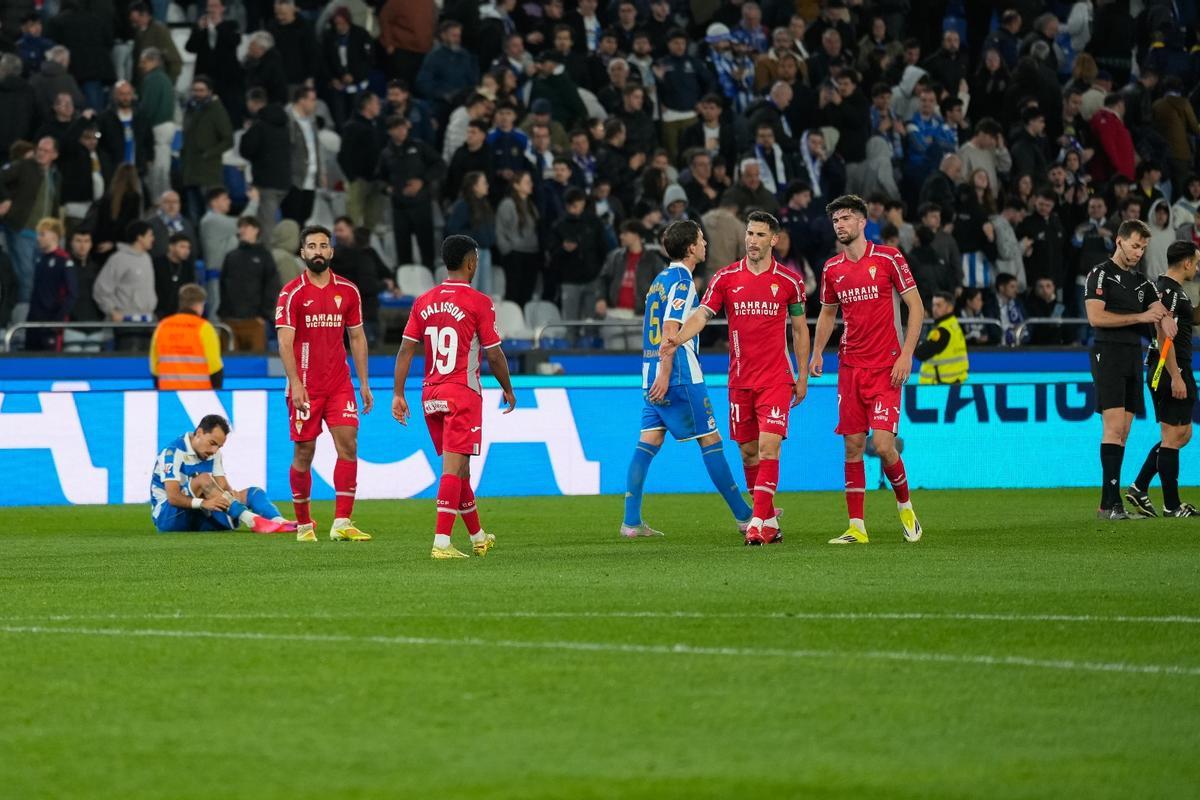 Varios jugadores del Córdoba CF abatidos tras la derrota ante el Deportivo de La Coruña.