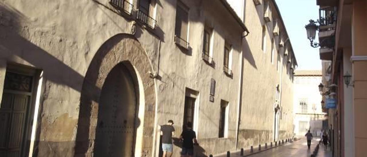 El monasterio de Santa Clara, propiedad de Xàtiva, en su acceso por la calle Montcada.