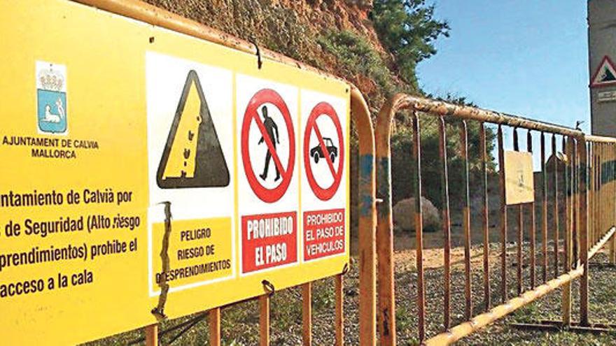 Las vallas que restringen desde agosto de 2013 el acceso a la calita de El Toro (Calvià).