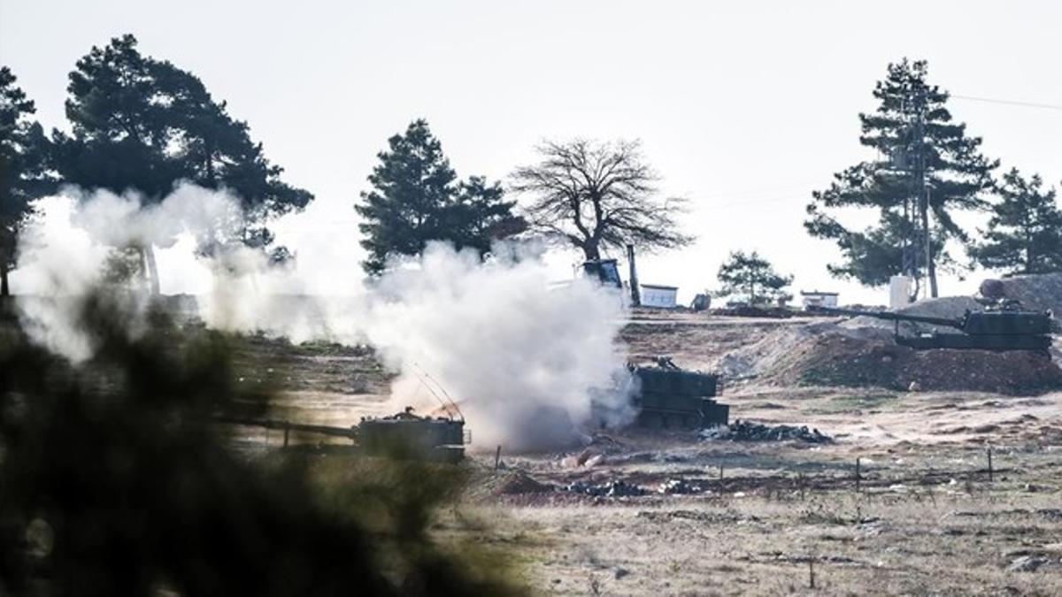 Tanques del Ejército turco disparan en dirección a Siria cerca de la frontera, a algunos kilómetros del paso de Öncüpinar, este lunes.