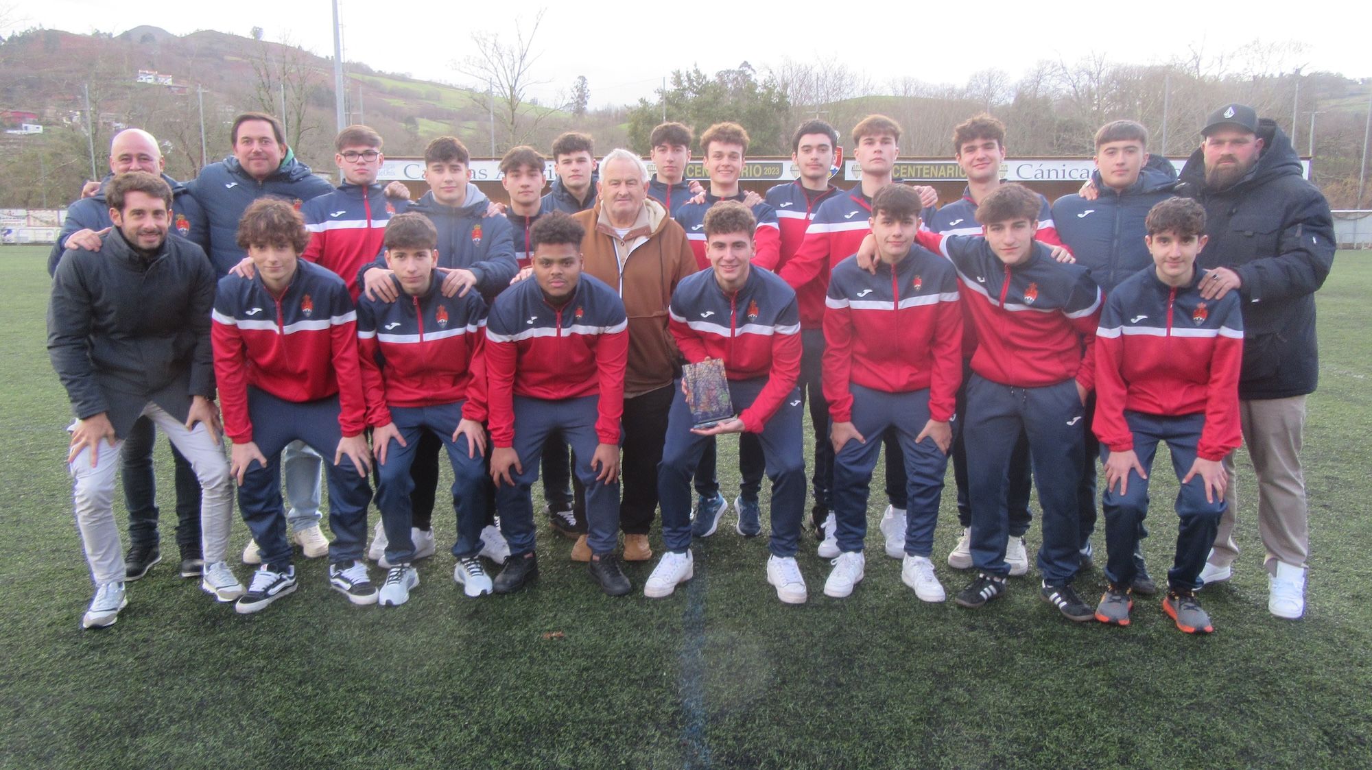 Los equipos regional, juvenil e infantil del Cánicas AC brindan sus trofeos a la afición