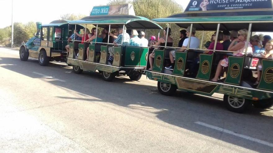 El últimamente polémico tren turístico de Cala Mendia hasta Porto Cristo.