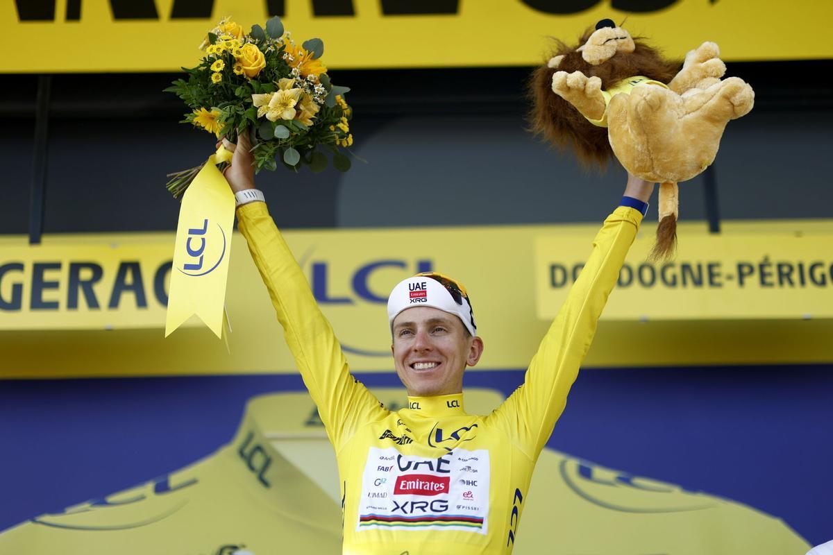 El esloveno Tadej Pogacar celebrando en el podium que sigue siendo el líder del Tour de Francia 2026.