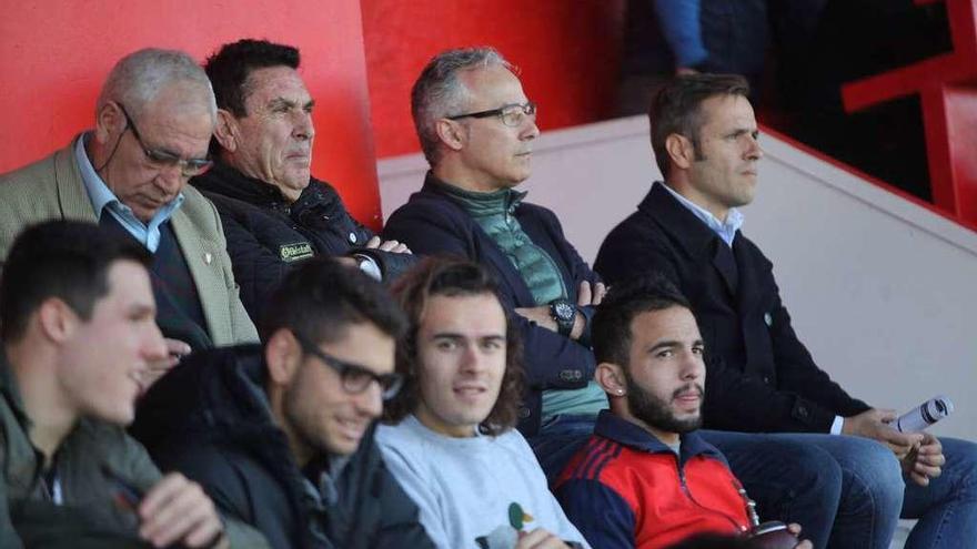 Mateo Arellano, segundo por la izquierda en la primera fila, ve el último partido del Sporting B desde el palco del campo Número 1 de Mareo.