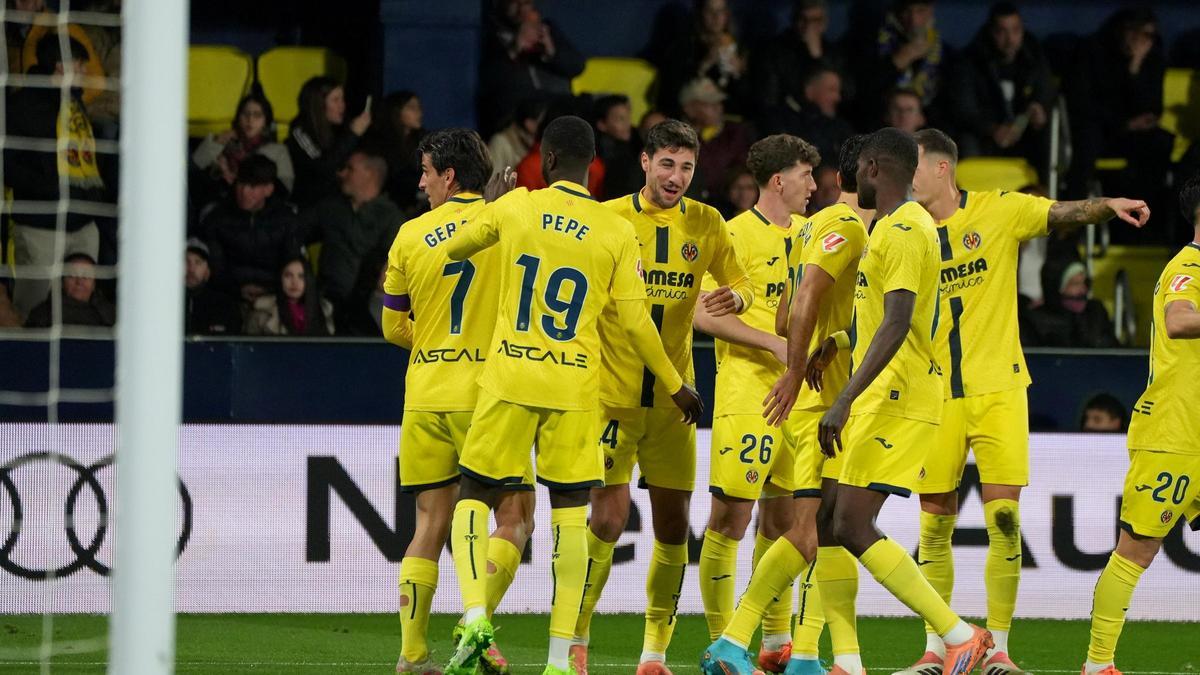 Los jugadores del Villarreal celebran el 1-0 de Gerard Moreno.