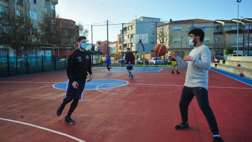 El Club Baloncesto O Meco entrena en la calle ante el cierre de las instalaciones deportivas municipales