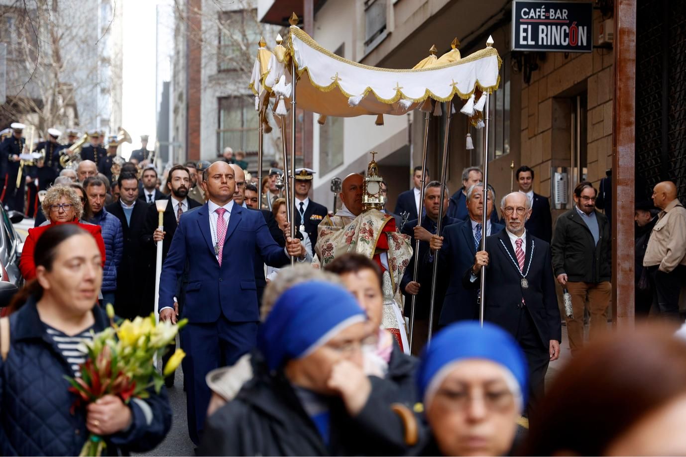 El Viático lleva la comunión a 6 enfermos: alfombrados florales y emoción en Pontevedra