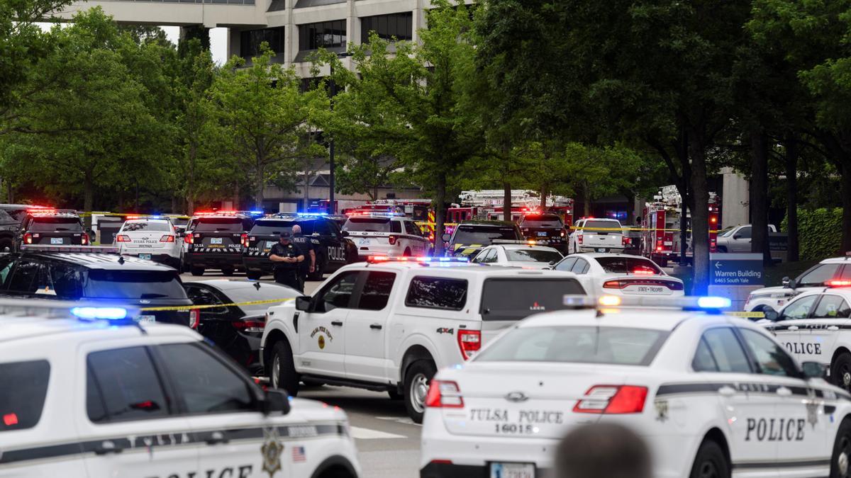 Agents de policia local de Tulsa a l&#039;exterior del centre mèdic on s&#039;ha produït el tiroteig