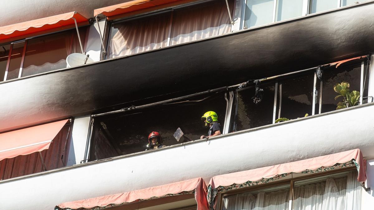 Fallece una mujer en un incendio en su casa en el edificio La Chicharra de Alicante