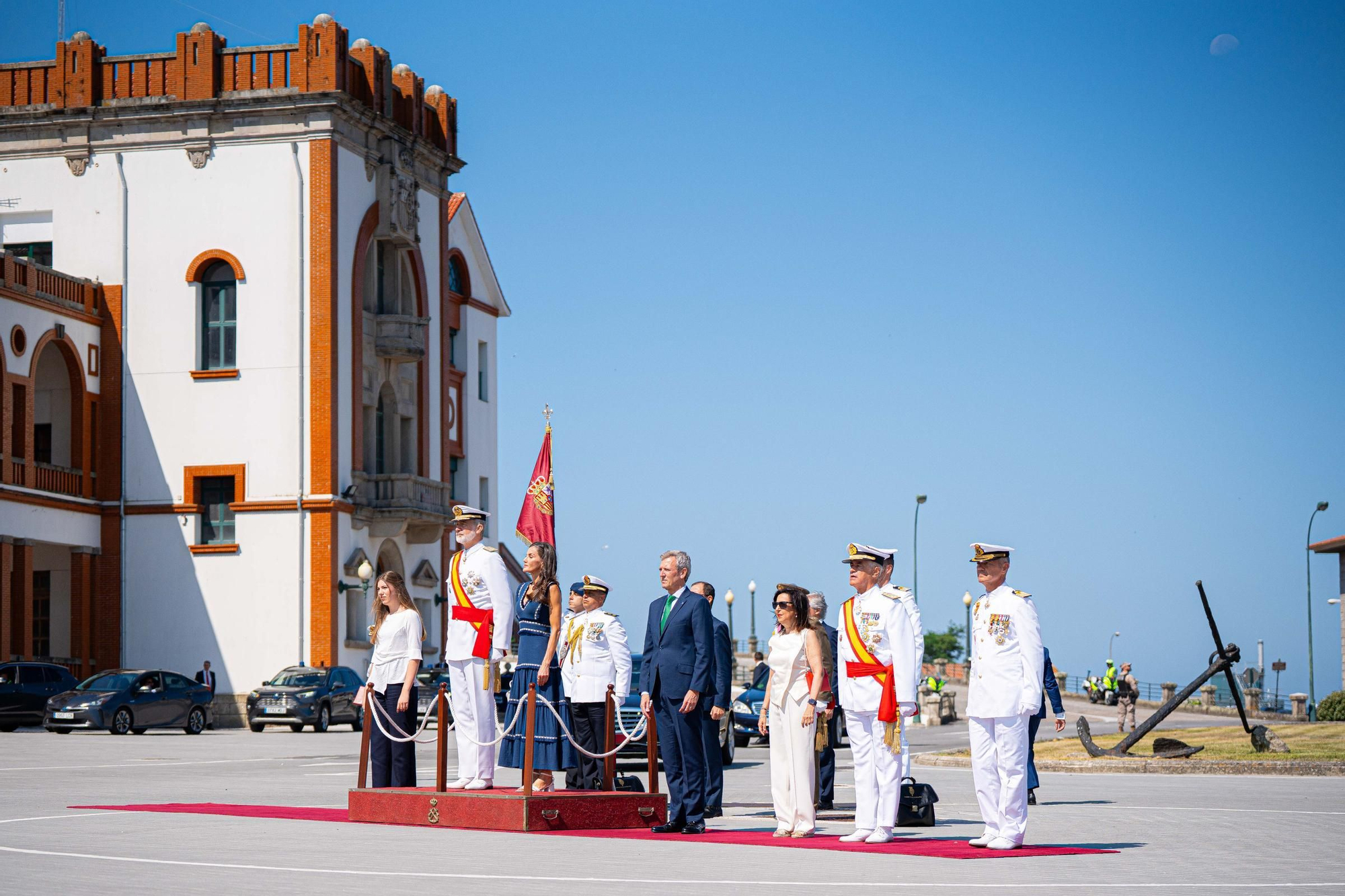 Leonor recibe de manos de Felipe VI la Gran Cruz del Mérito Naval en Marín