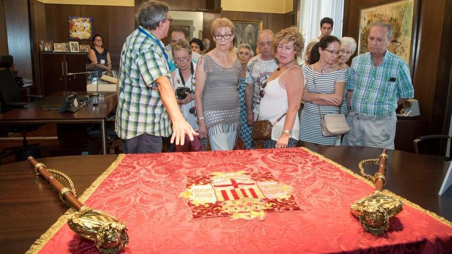 L&#039;historiador Francesc Comas donant explicacions a un grup de visitants a alcaldia