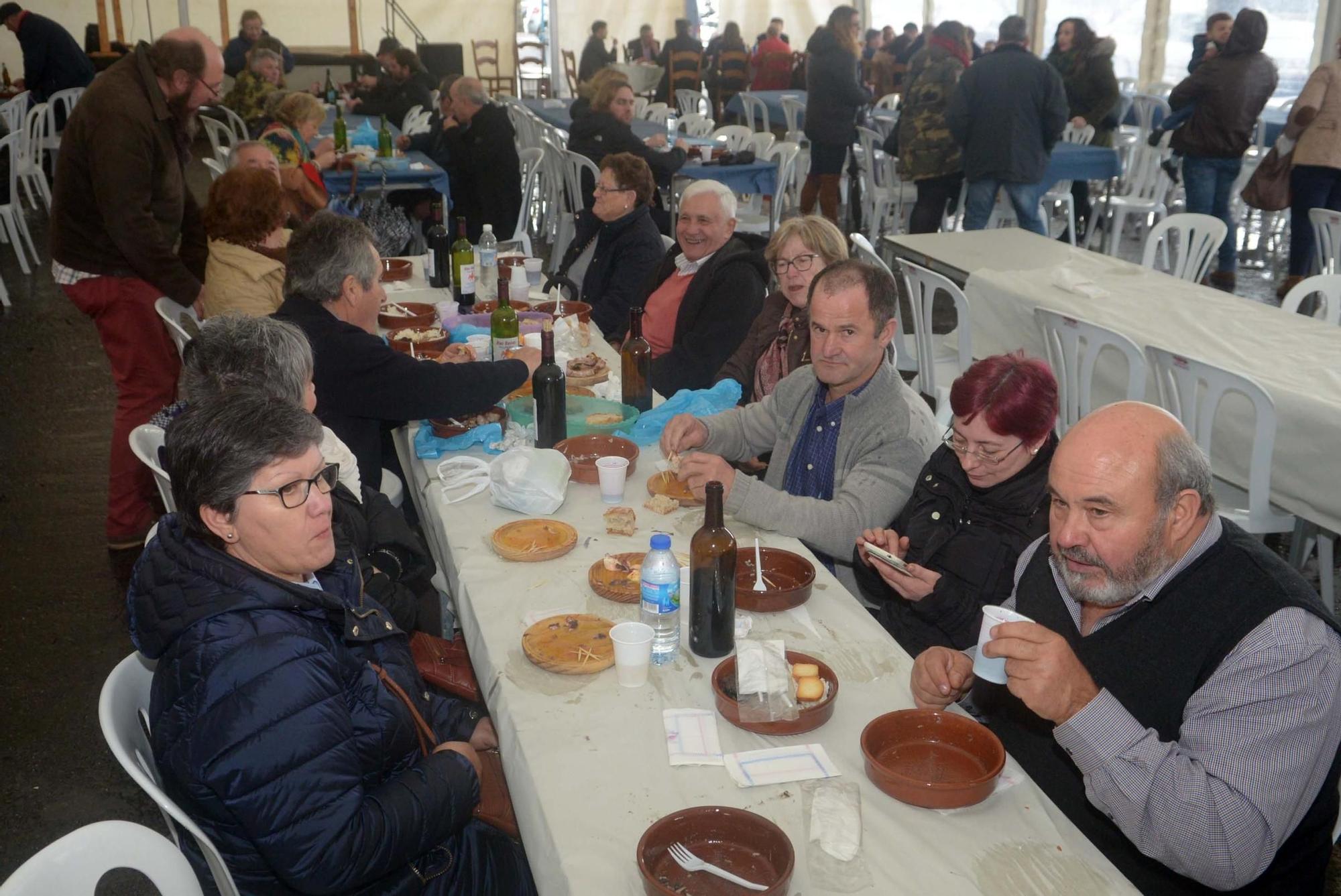 Degustación de lamprea en la carpa instalada en la zona portuaria, en el año 2018.